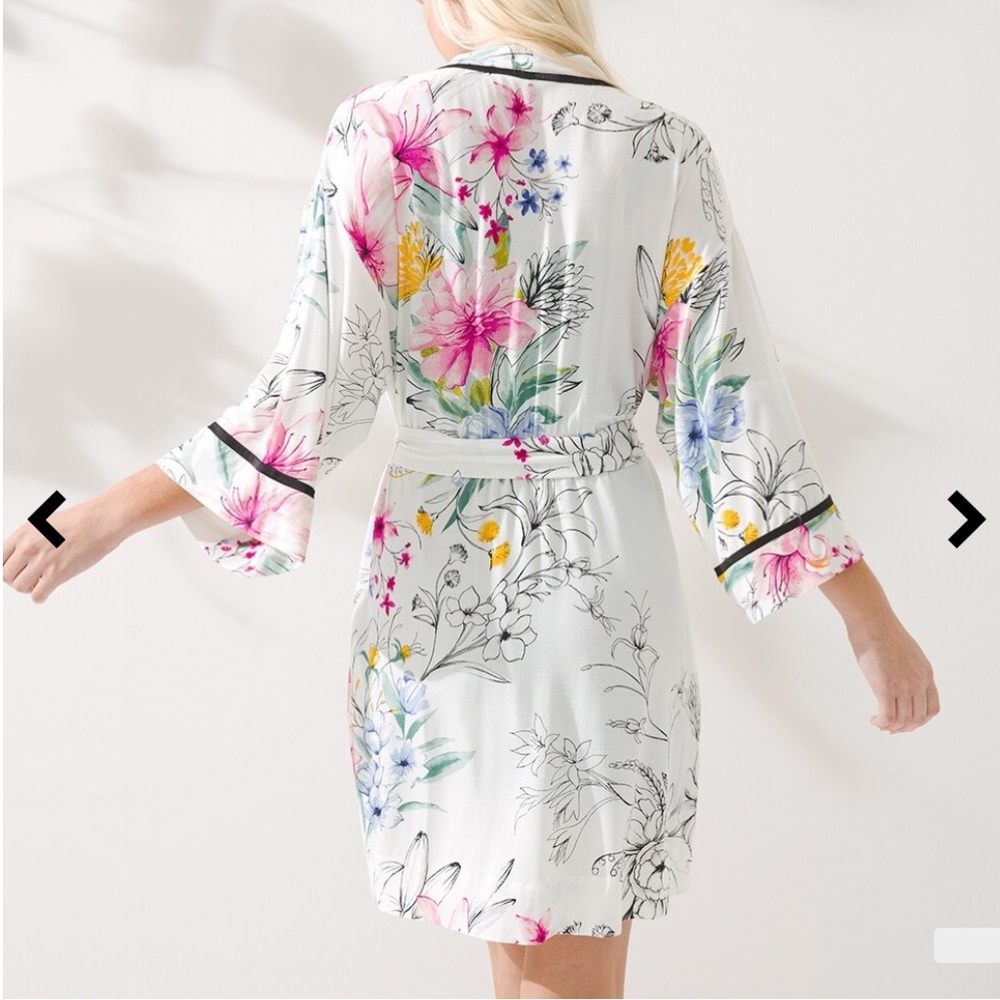 Soma Floral Print Women's Robe and V Neck Nightgown Set.‎ XS Gown, S/M Robe. - Picture 7 of 16